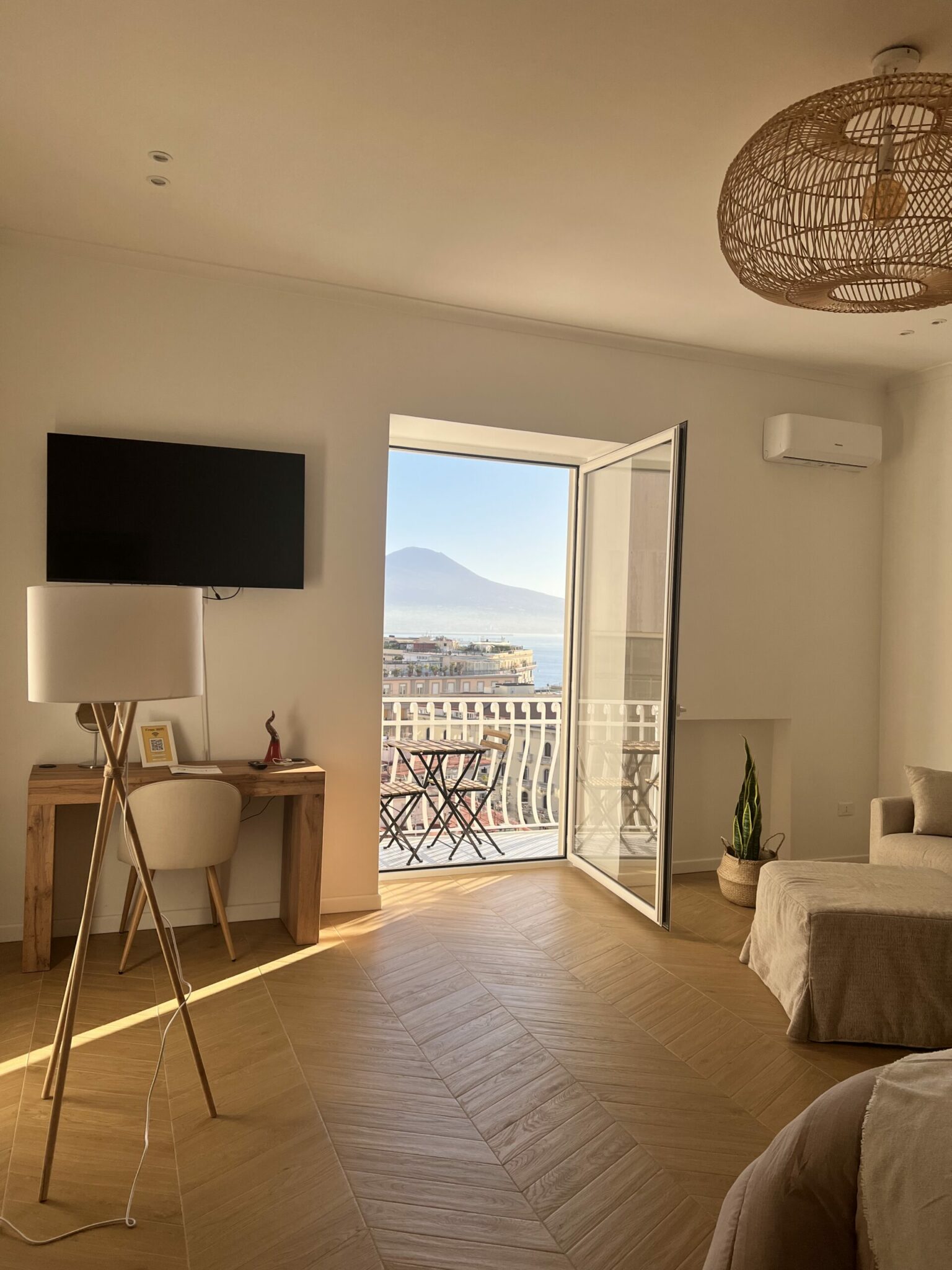 Vista mare mozzafiato dalla suite a Napoli
