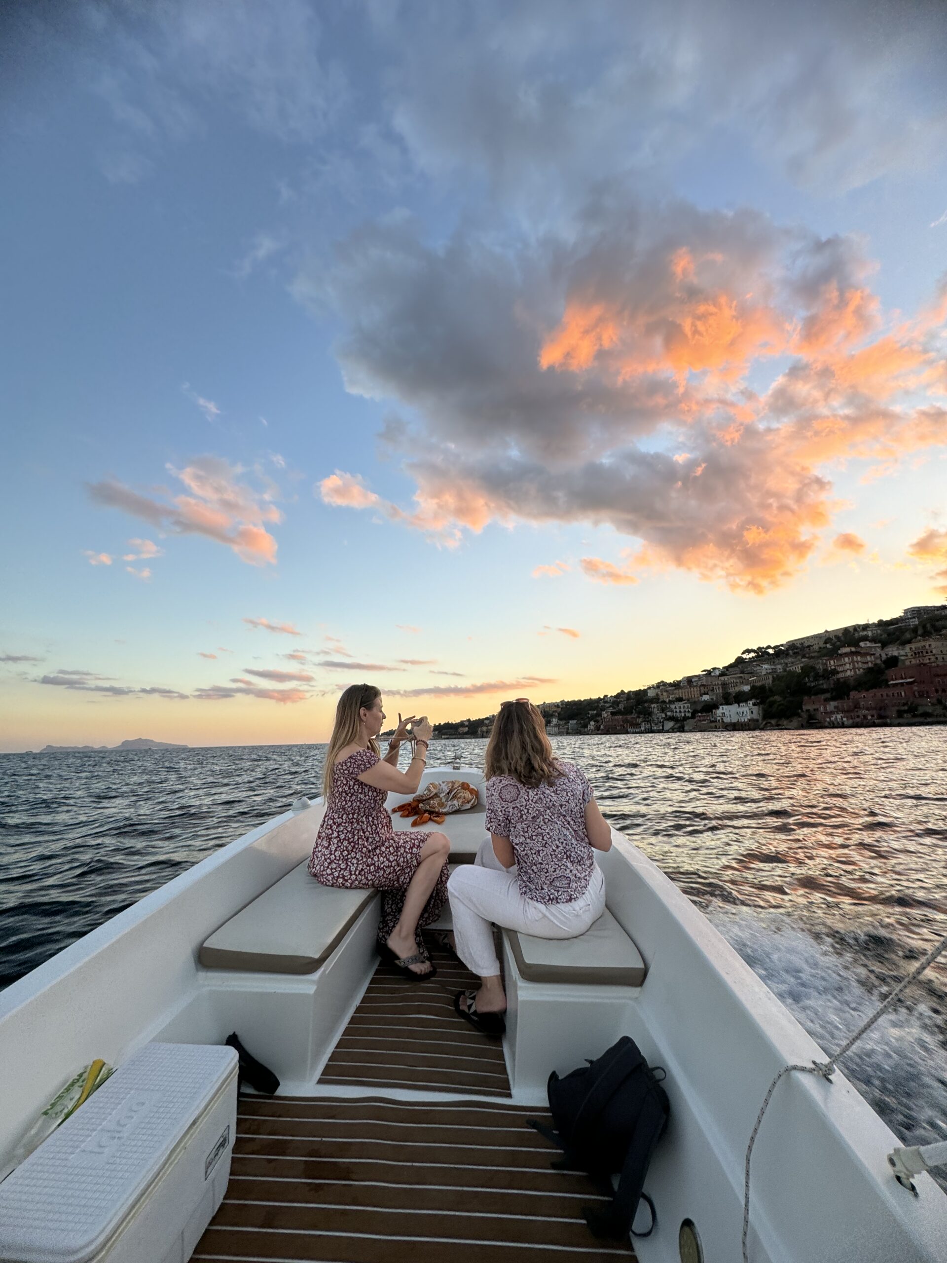 Tour in barca al tramonto lungo la costa di Napoli