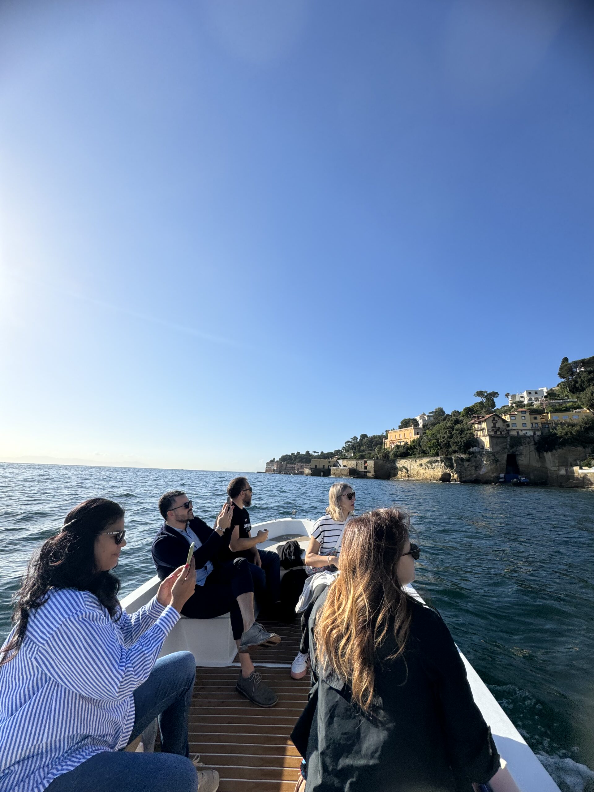 Relax a bordo durante il tour in barca a Napoli