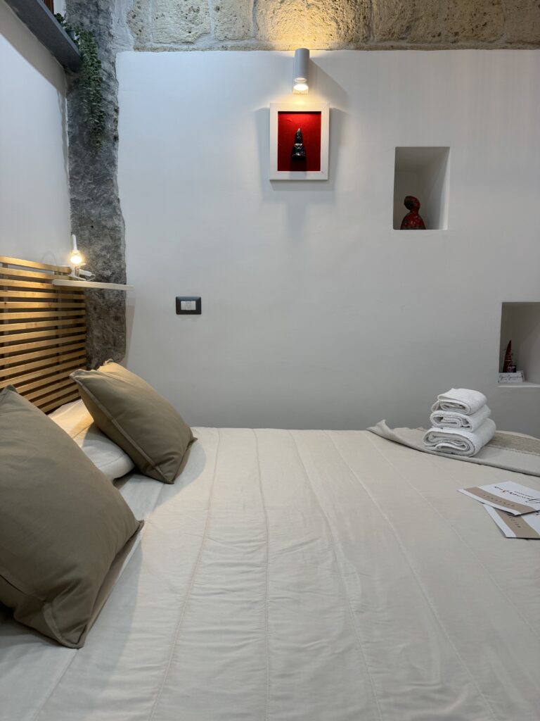 Monolocale di Casa Gennarino, arredato con gusto, letto matrimoniale e angolo cottura, tipico dello stile napoletano